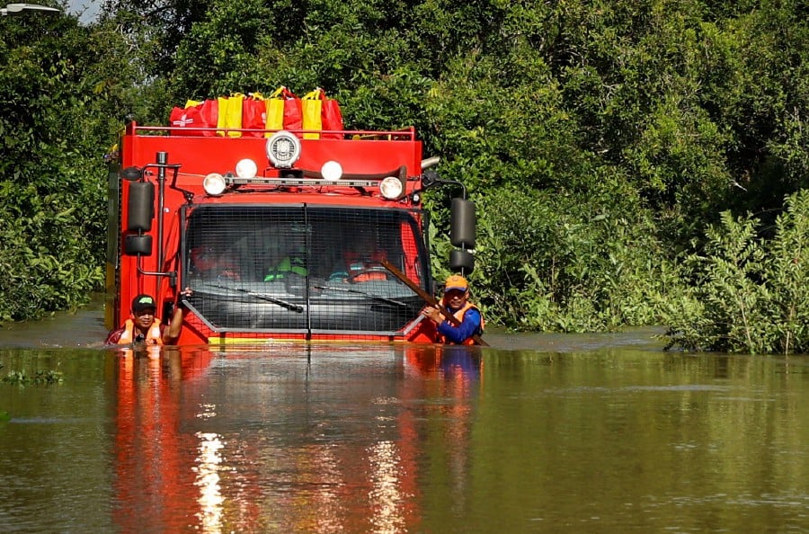 A non-governmental organisation (NGO) has utilised a self-designed multipurpose rescue vehicle (MRV) worth RM1.6 million to assist flood victims in Kampung Bungor here. BERNAMA PIC