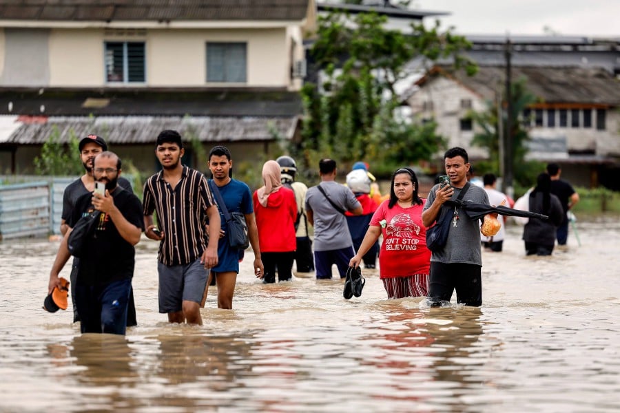 The number of flood victims in Johor has risen to 7,947 as of 8pm tonight. BERNAMA PIC