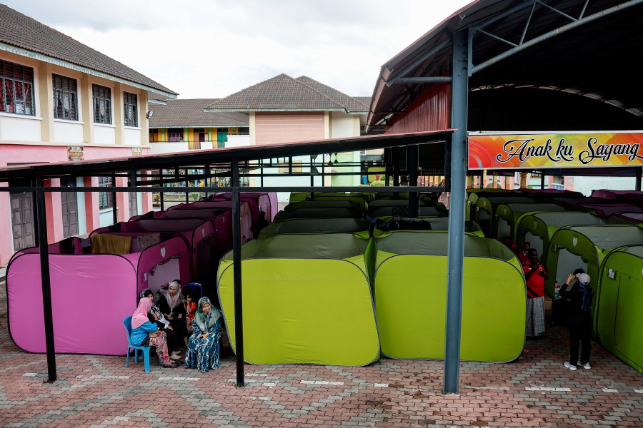 Johor state secretary, Tan Sri Dr Azmi Rohani, said the victims are being housed in 53 temporary evacuation centres (PPS) in six districts. BERNAMA PIC