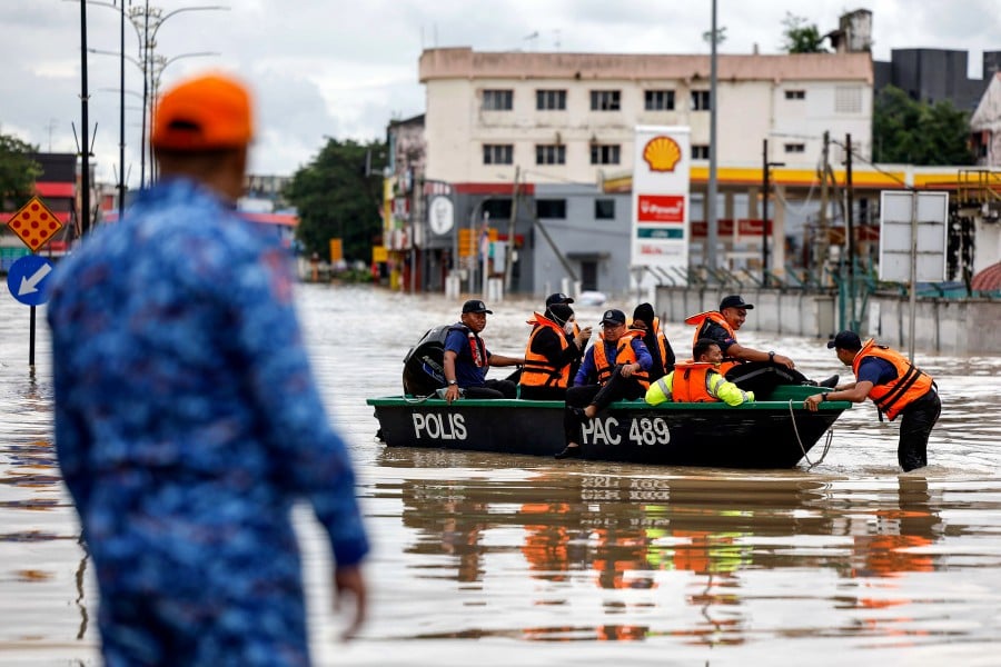 The number of flood victims in Johor and Pahang has dropped while in Sarawak it has remained unchanged, with a total of 5,840 evacuees as of 8pm compared to 8,218 victims this afternoon. BERNAMA PIC