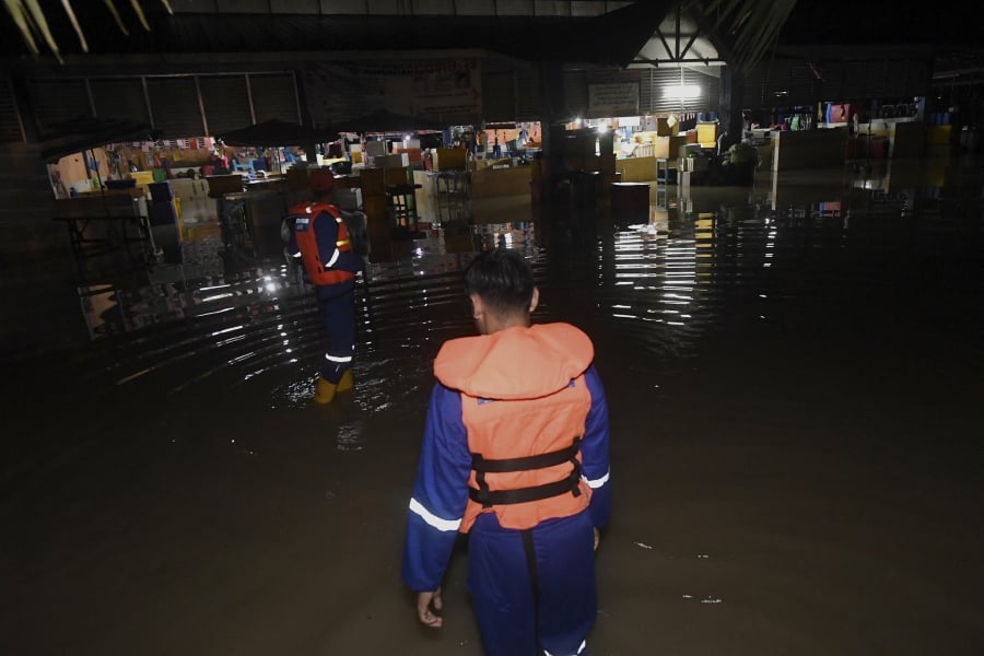 Over 60 people from 16 families in Langkawi and Kubang Pasu districts are still taking shelter at two flood evacuation centres (PPS) as of noon today. - BERNAMA pic