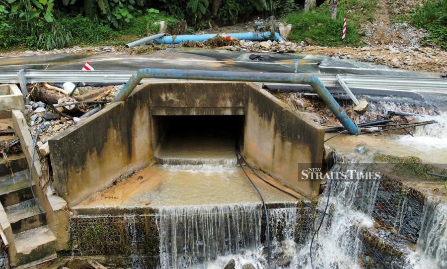 The 9pm incident saw mud and debris gushing down from the hill towards the lower section of Bukit Tinggi town, submerging vehicles, farms, shops and houses. NSTP/MOHAMAD SHAHRIL BADRI SAALI
