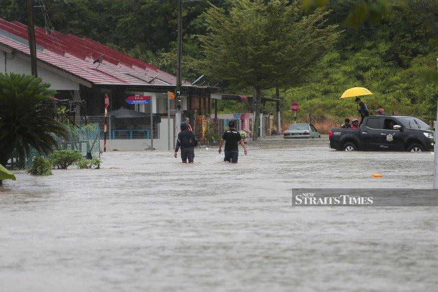 Flooding due to rain since yesterday in Bandar Penawar and Taman Desaru Utama, Kota Tinggi, Johor. - NSTP/NUR AISYAH MAZALAN