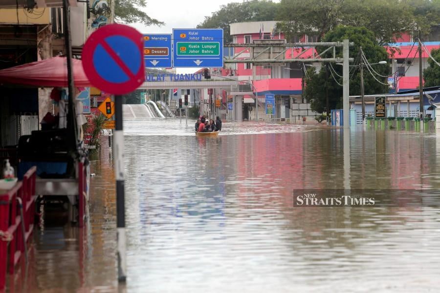 Kota Tinggi recorded the highest number of flood victims, totalling 4,676 people at 26 PPS, followed by Kluang (1,591 people at 13 PPS), Johor Baru (847 people at five PPS), Segamat (75 people at four PPS), Kulai (86 people at one PPS) and Pontian (22 people at one PPS). NSTP/NUR AISYAH MAZALANs