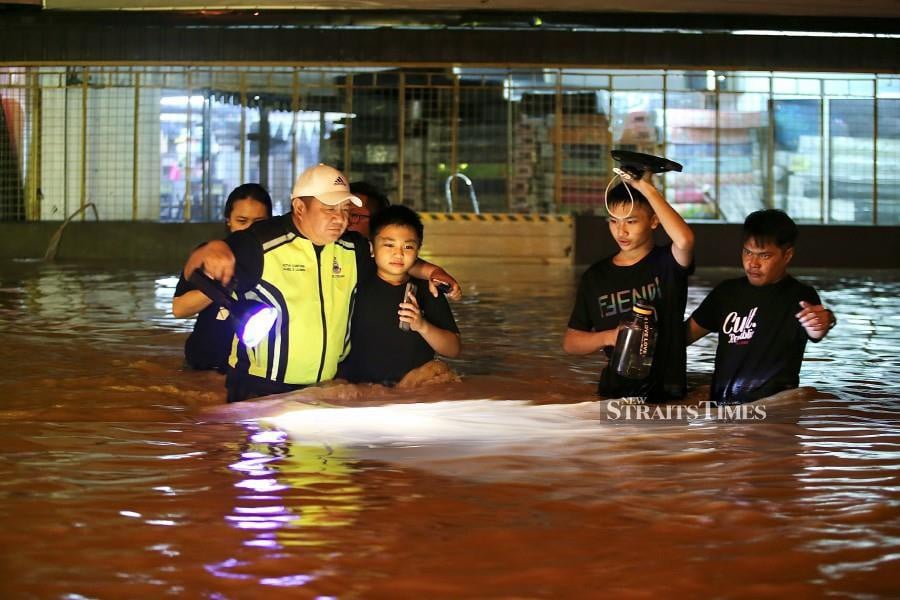 PENAMPANG: The number of flood victims in Penampang increased to 112 people from 40 families this morning compared to 78 people from 28 families last night. — STR/MOHD ADAM ARININ