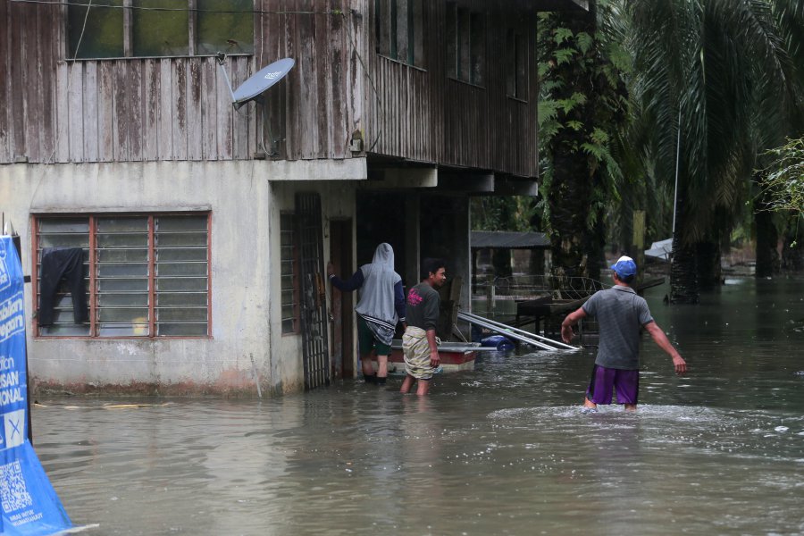 The flood situation in Kampung Telok, Sedili. Continuous rain causes the water level to rise.-  NSTP/NUR AISYAH MAZALAN