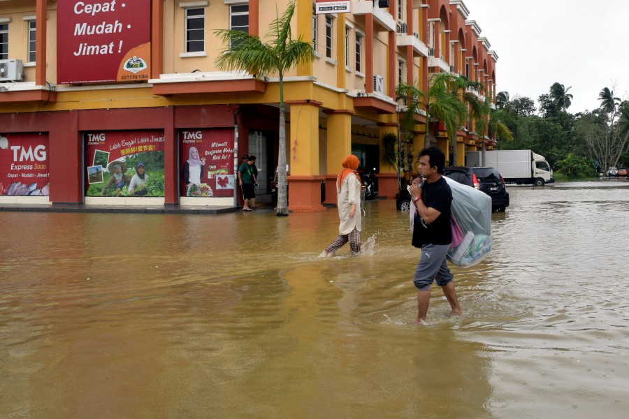 The flood situation in Terengganu has taken a turn for the worse, with 9,322 people from 2,316 families evacuated to 46 flood relief centres in four districts. - Bernama pic