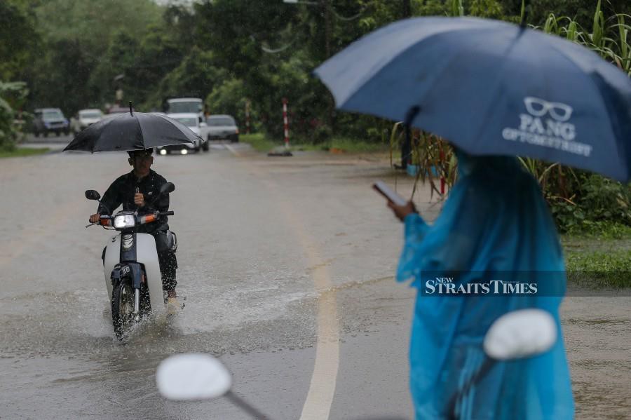 The Malaysian Meteorological Department (MetMalaysia) has issued a continuous heavy rain warning today, affecting several areas in Terengganu and Kelantan. NSTP/GHAZALI KORI