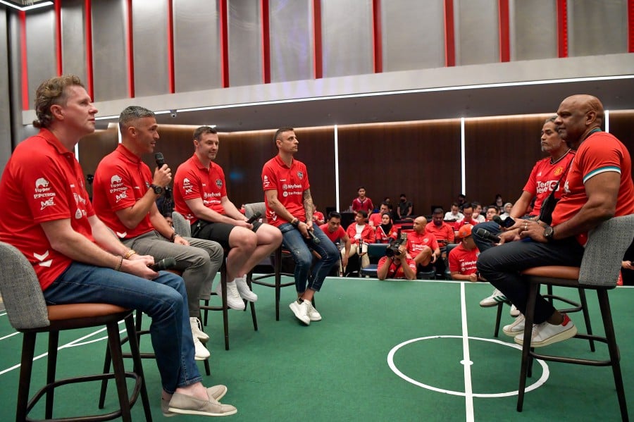 In a lively football forum at a hotel hosted by former Sports Minister Khairy Jamaluddin and radio personality Jakeman Abdullah, players from both Manchester Reds and Liverpool Reds, including luminaries such as Luis Garcia, Steve McManaman, Paul Rachubka, and Berbatov, tried their hand at Bahasa. BERNAMA PIC