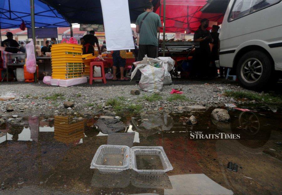 Ramadan bazaar traders in Johor have been cautioned to stay vigilant on maintaining cleanliness to prevent the transmission of dengue fever, following the spike in cases in the state. - NSTP file pic