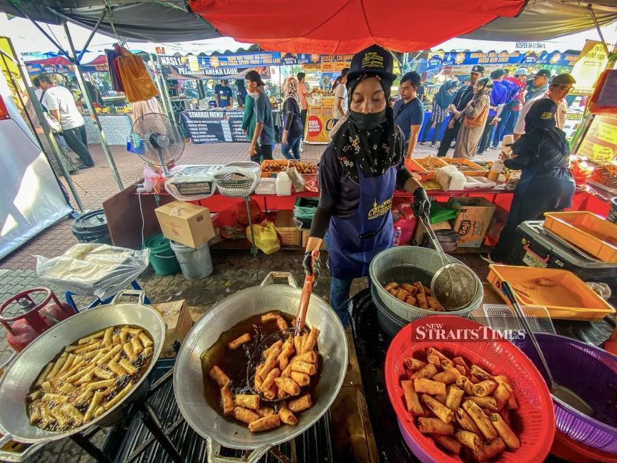 Offering a taste of cross-cultures, the Penang Muslim League Ramadan Bazaar provides a wide variety of food options with Indian-Muslim influences. STR/LUQMAN HAKIM ZUBIR