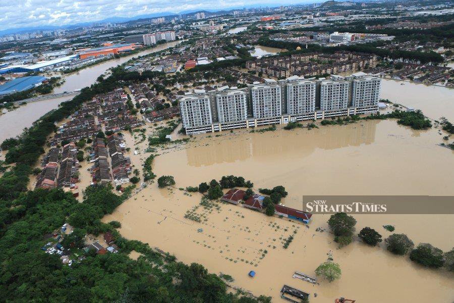 This file pic dated December 19, 2021, shows the flood situation in Taman Sri Muda, Shah Alam. - NSTP/ASYRAF HAMZAH