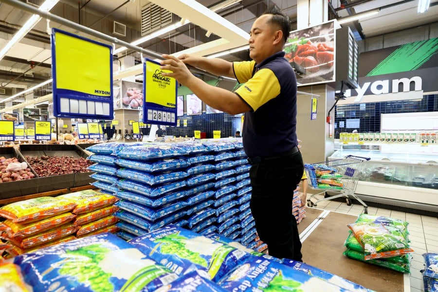 Consumers in Sabah have described the reduction in the price of imported white rice (BPI) to a maximum of RM31 for a 10-kilogram (kg) pack starting today as a big relief for their expenses. -BERNAMA PIC