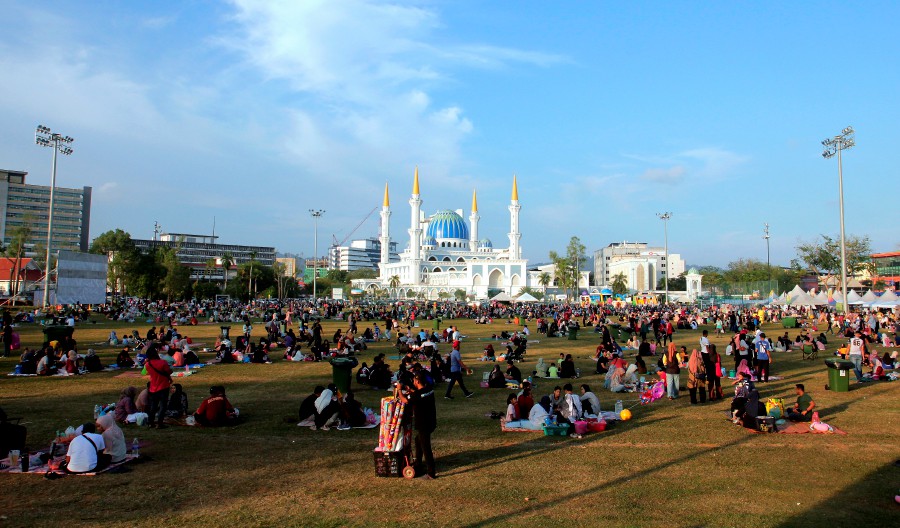 The ‘picnic-style’ breaking of fast at the Kuantan City Council (MBK1) field along Jalan Mahkota here which became a trend more than a decade ago, appears to be getting more popular over the years. BERNAMA PIC