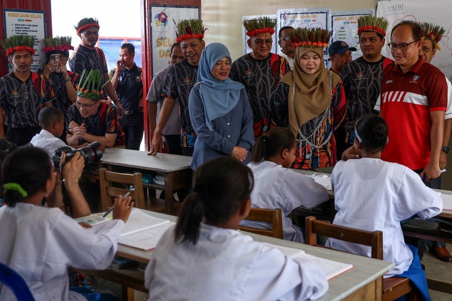 GUA MUSANG : Education Minister, Fadhlina Sidek (Front, second from right) said that English proficiency among students, including the Orang Asli, is at a satisfactory level, and will be further improved through digital reading materials. — BERNAMA