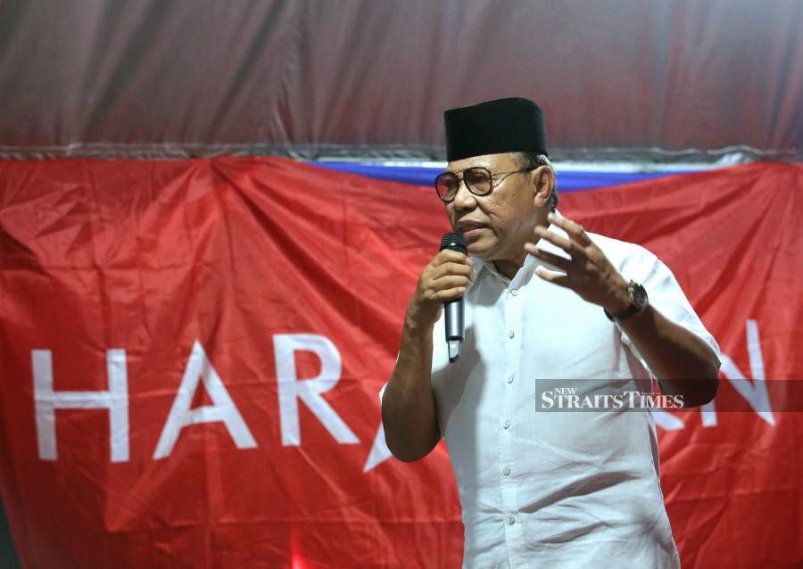 Datuk Abdul Rashid Asari in a Kuala Kubu Baharu campaign programme.