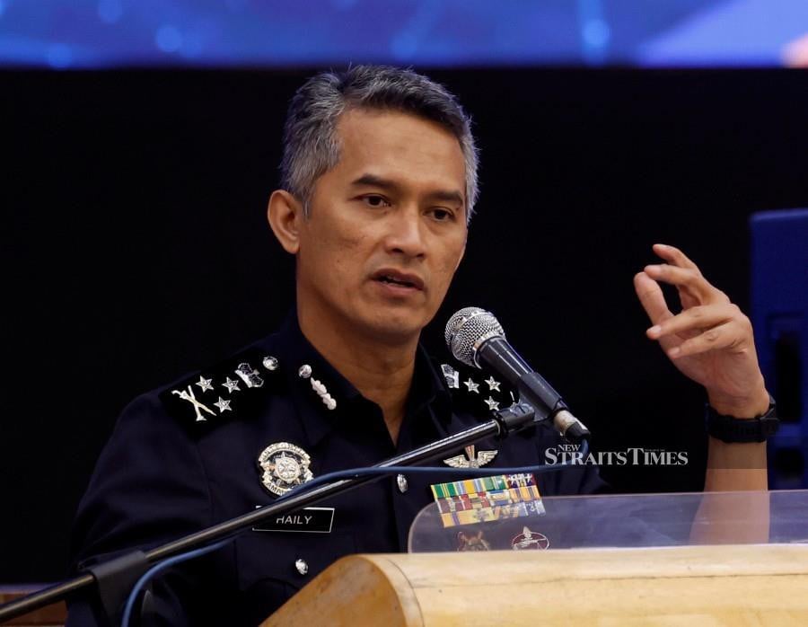 Federal Police Criminal Investigation Department director Datuk Seri Mohd Shuhaily Mohd Zain says the police have opened an investigation into threats made by certain parties against the controversial socks distributor company, Xin Jian Chang Sdn Bhd. - Bernama pic