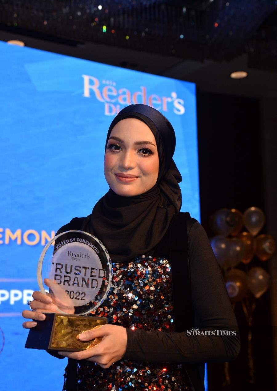 #Showbiz Amyra Rosli receives Reader's Digest Most Trusted TV Host