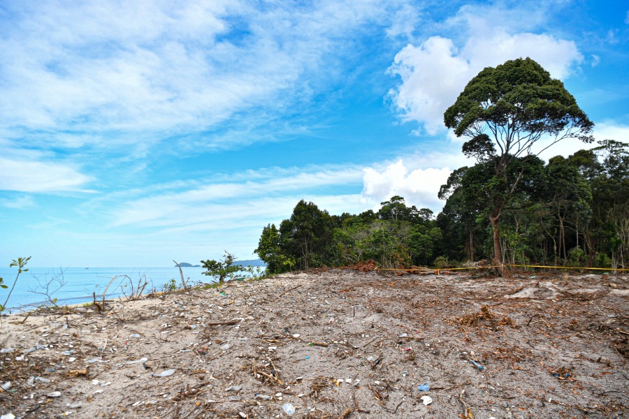 Coastal destruction caused by sand dredging activities is believed to have been carried out without the permission of the authorities in Pasir Panjang beach. - BERNAMA Pic