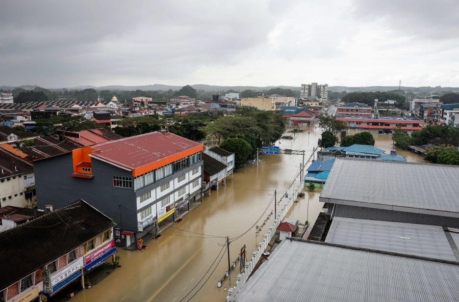 The flood situation in the Bandar Kota Tinggi. - BERNAMA pic