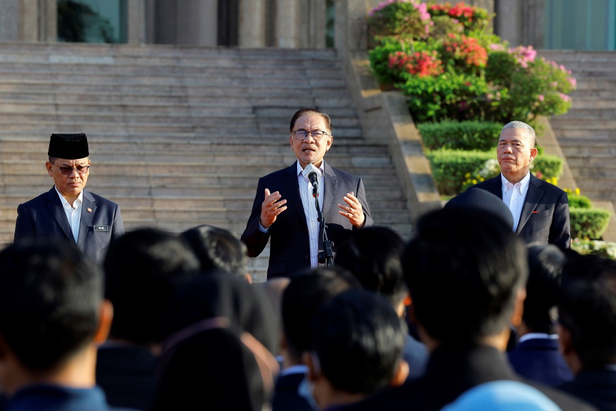 Civil Servants Should Be Strong-willed To Bring Change, Says PM | New ...