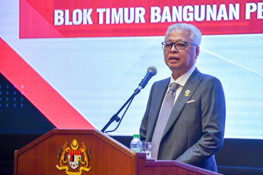 In his speech at the 'Majlis Amanat Perdana Menteri' with the his staff, he, however, said the government was still cautious about completely reopening national borders especially to people from other countries which are still battling the coronavirus. - BERNAMA Pic