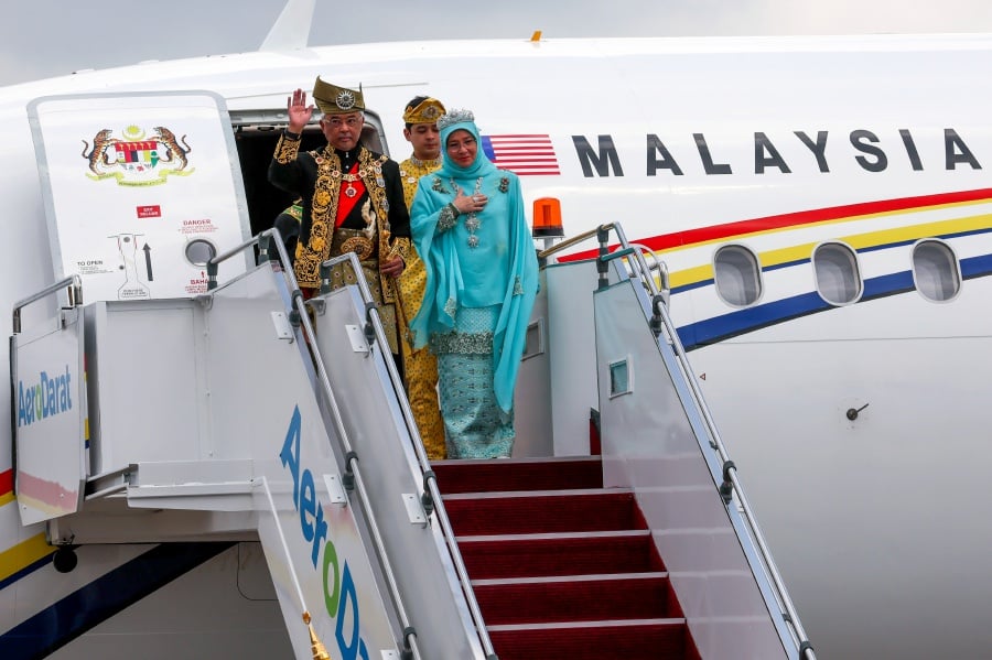 Yang di-Pertuan Agong Al-Sultan Abdullah Ri’ayatuddin Al-Mustafa Billah Shah and Raja Permaisuri Agong Tunku Azizah Aminah Maimunah Iskandariah arrived at the Royal Malaysian Air Force (RMAF) base here today.- BERNAMA pic