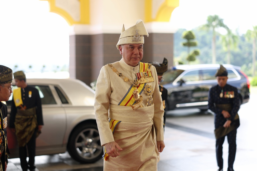 Sultan Nazrin Shah of Perak takes oath and signs letter of Oath of Office as Deputy Yang di-Pertuan Agong.- BERNAMA pic