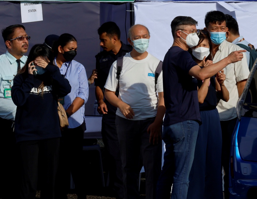 Earlier, the victims’ next-of-kin arrived at the hospital for the body identification process, including completing DNA sampling and fingerprints.- BERNAMA pic