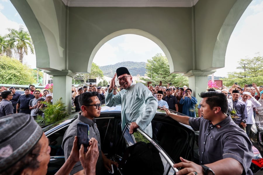 Prime Minister Datuk Seri Anwar Ibrahim has voiced confidence that the Malaysian economy will grow between 4 to 5 percent in 2024. - BERNAMA pic