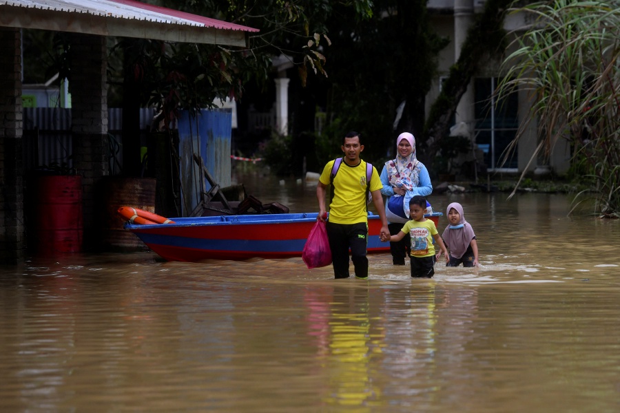 Prime Minister Datuk Seri Ismail Sabri Yaakob has instructed the National Disaster Management Agency (Nadma) to ensure sufficient supply of food at flood evacuation centres activated in Kelantan and Terengganu. - BERNAMA Pic