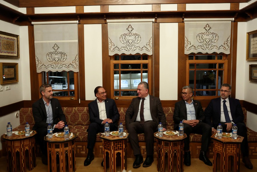 During his visit, Anwar also exchanged views with the local Muslim community on issues pertaining to Muslim development in Germany, as well as that of Palestine.- BERNAMA pic