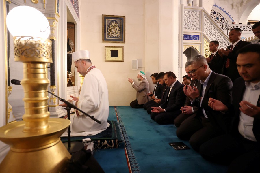 Prime Minister Datuk Seri Anwar Ibrahim made his way to Berlin’s Sehitlik Mosque, where he performed his Isyak and Tarawih prayers. - BERNAMA pic