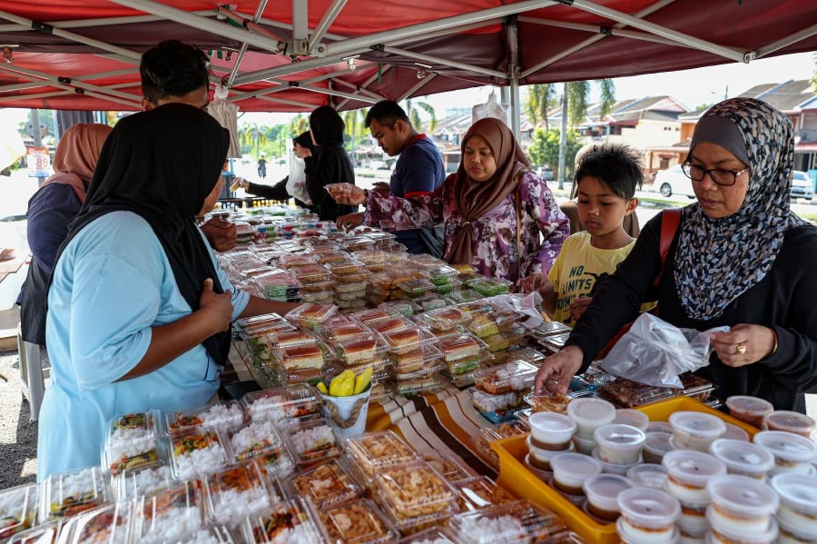 Ipoh stall offers sweet deal of RM1 per packet of kuih | New Straits ...