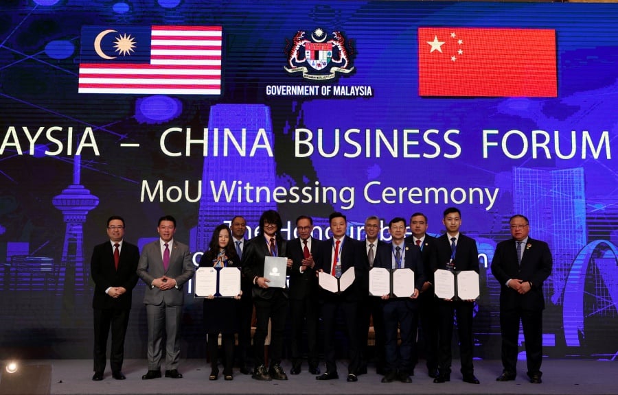 Prime Minister Datuk Seri Anwar Ibrahim (sixth, left) witnessed the signing ceremony of Memorandum of Understanding between Yunshi Enterprise Management (Shaanxi) Co., Ltd and Regal Plus (Beijing) Co., Ltd and Top Fruits Sdn Bhd, MoU between European Wellness Academie (Asia Pacific) Sdn Bhd (“Ew Group”) And Tianyou (Macau) Group Co., Ltd. (“Tianyou Co”) and MoU between PM Access World Sdn. Bhd. and AVIC International Beijing Company Limited during the Malaysia-China Business Forum 2023 today. - Bernama pic