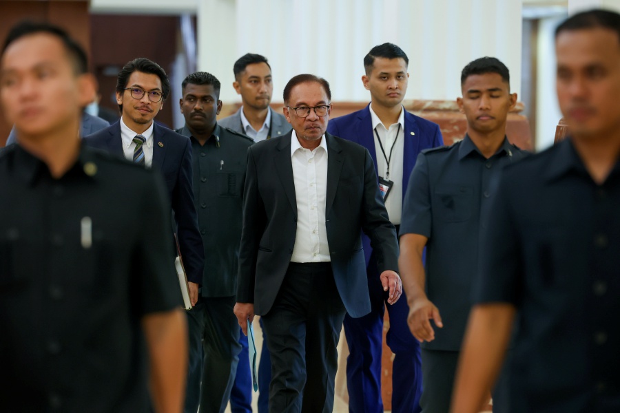 Prime Minister Datuk Seri Anwar Ibrahim once again stressed that the government was open to giving equal funding to opposition members of parliament (MP) with proper negotiations.- BERNAMA Pic