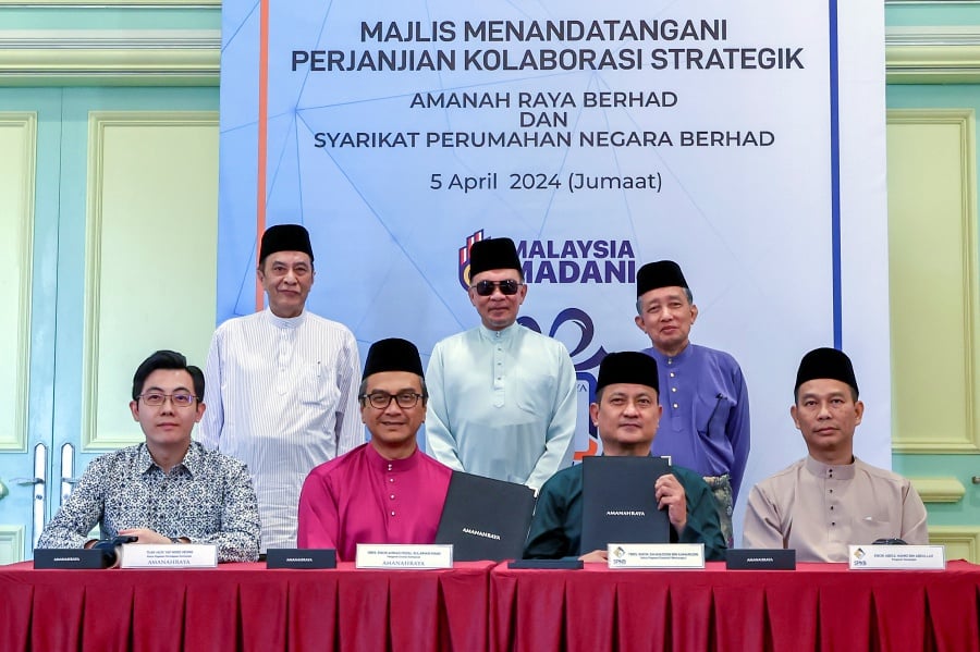 The signing was witnessed by Prime Minister Datuk Seri Anwar Ibrahim, together with AmanahRaya chairman Tan Sri Idrus Harun and SPNB chairman Datuk Husam Musa, at Perdana Putra, here. - BERNAMA pic