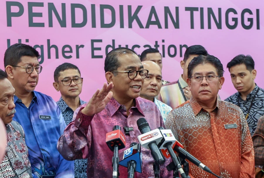 Higher Education Minister Datuk Seri Mohamed Khaled Nordin has given his assurance that the Universiti Teknologi Mara (UiTM) Act 1976 or Act 173 will be amended to provide more autonomy and freedom to its students. - BERNAMA Pic