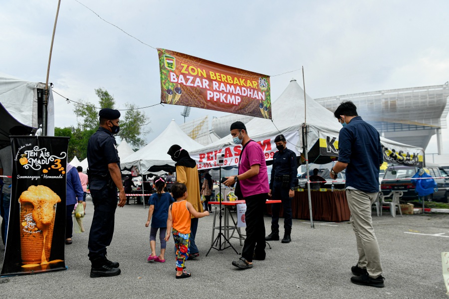  The Ramadan bazaar at the Perak Stadium grounds here is under tight control due to the existence of a (Covid-19) community cluster at Jalan Canning Estate, located about 2km away. - Bernama pic