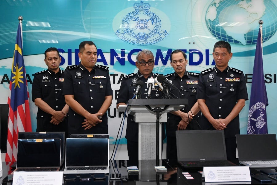 Federal Commercial Crime Investigation Department (CCID) director Datuk Seri Ramli Mohamed Yoosuf said the new tactic of fraud had spread on social media where scammers distributed the gifts from house to house. - BERNAMA pic
