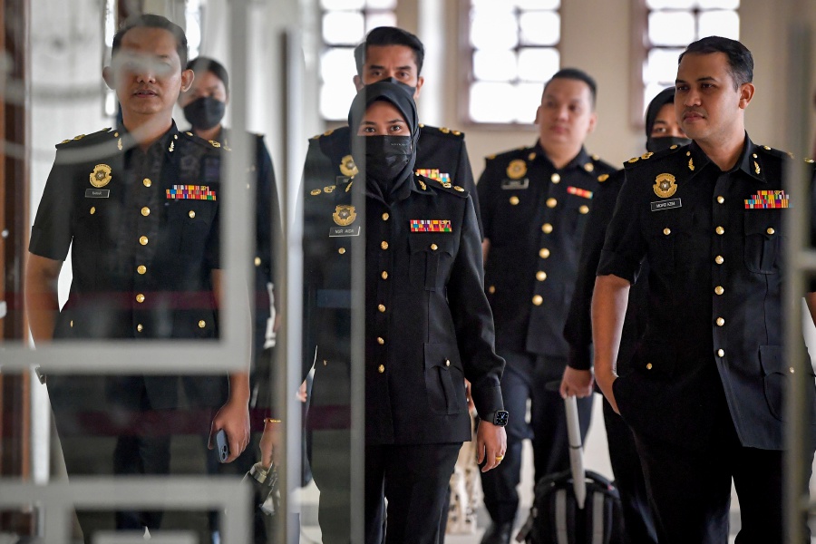 MACC senior officer Nur Aida Arifin (centre) appeared as the 49th prosecution witness in the embezzlement and 1Malaysia Development Berhad (1MDB) case facing former Prime Minister Datuk Seri Najib Tun Razak at the High Court today. - BERNAMA pic