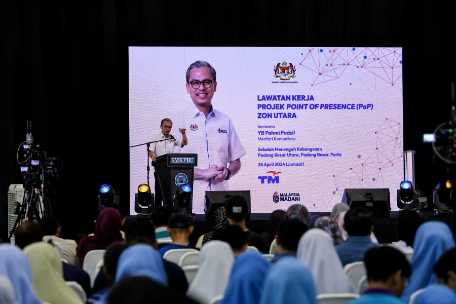 Communications Minister Fahmi Fadzil told reporters this after visiting the northern zone Point of Presence (PoP) Fiber Optic Network Hub at SMK Padang Besar Utara here today. - BERNAMA pic