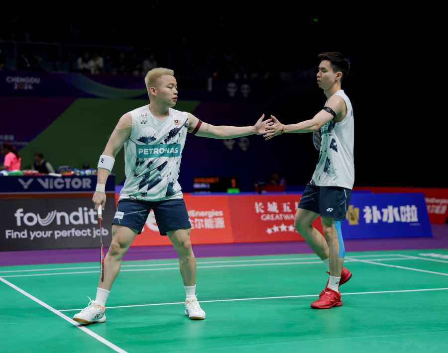Former world champions Aaron Chia-Soh Wooi Yik doubled Malaysia’s lead when they overpowered Law Cheuk Him-Yeung Shing Choi 21-16, 21-12.- BERNAMA pic