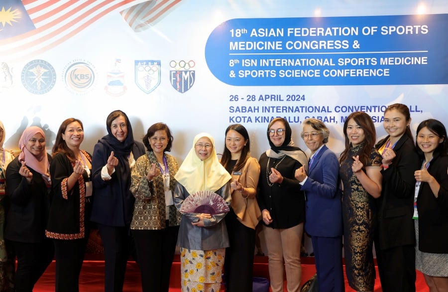 Prime Minister wife Datuk Seri Dr Wan Azizah Wan Ismail (fifth, left) poses for a group photo after officiating the 18th Asian Federation of Sports Medicine Congress and the 8th Institut Sukan Negara Sports Medicine and Sports Science Conference at SICC today. Also present Youth and Sports Minister Hannah Yeoh (sixth, left).- BERNAMA PIC