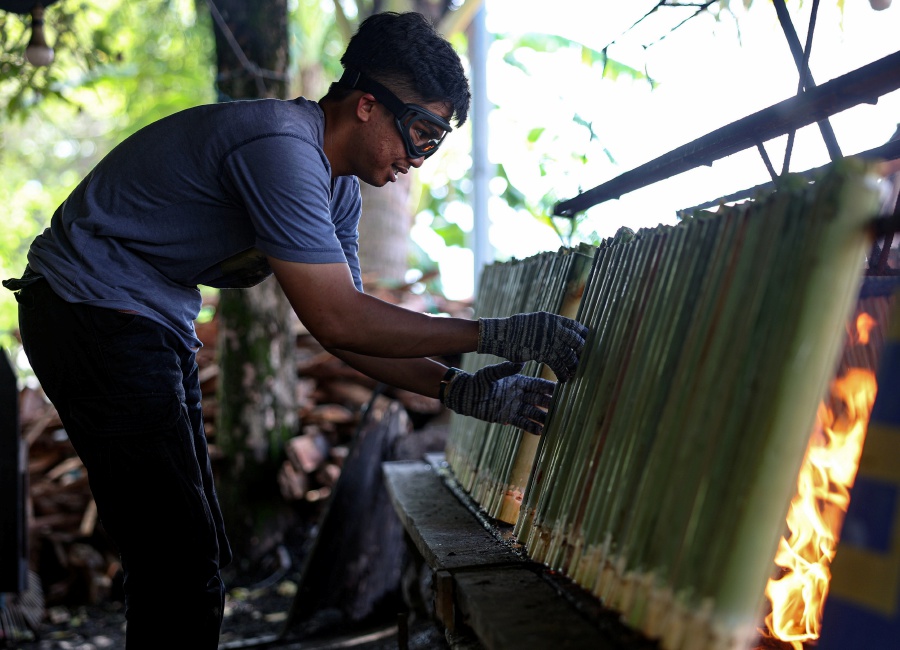 According to Shamsur Ezam, the lemang takes about two and a half hours to cook, depending on its size.- BERNAMA Pic