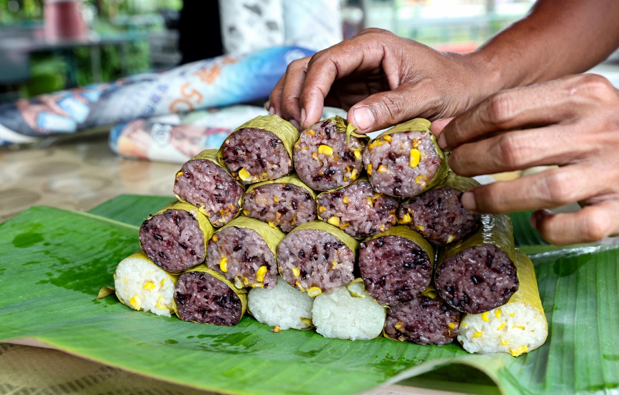 His specialty, the “Lemang Perak”, is a mixture of the ingredients used in lemang jagung and lemang pulut hitam.- BERNAMA Pic