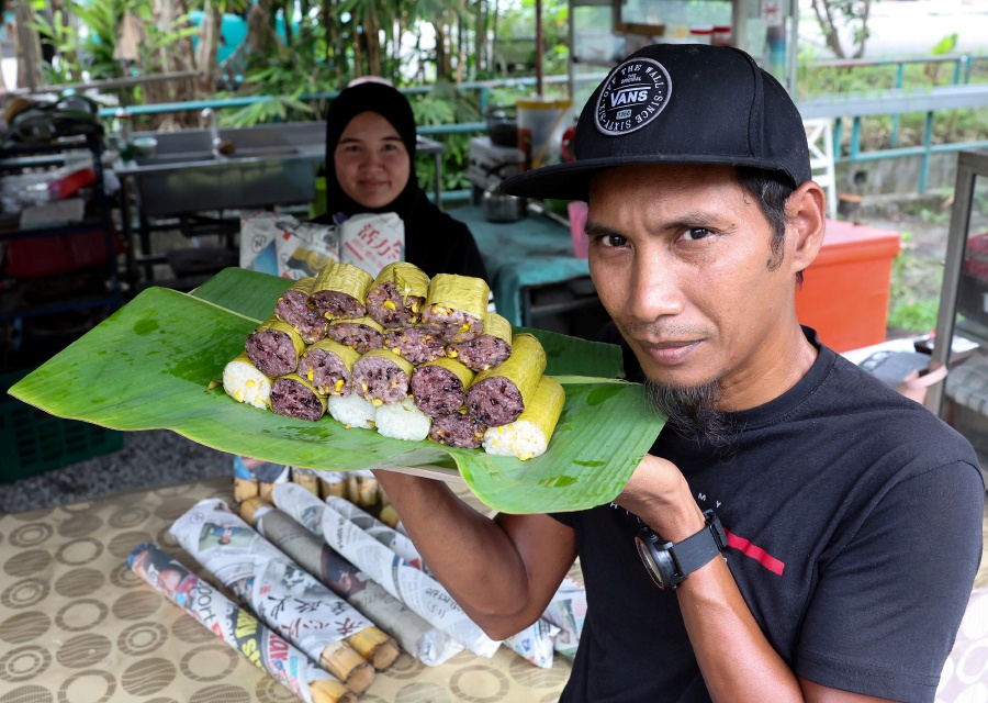 The variety of lemang sold by Shamsur Ezam Mohd Afandi, 38, such as “lemang pulut hitam” (black glutinous rice lemang), “lemang jagung” (corn lemang) and “lemang Perak”. - BERNAMA Pic