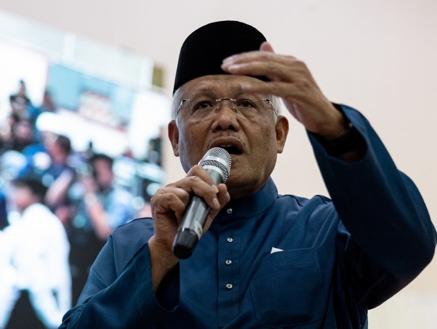 Bersatu secretary-general Datuk Seri Hamzah Zainudin said the notices will be sent simultaneously to all the seven elected representatives after the conclusion of the Kuala Kubu Baharu state seat by-election, which has been fixed for polling this Saturday (May 11).- BERNAMA pic