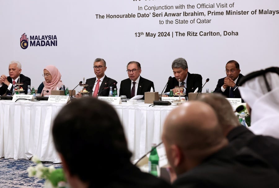 Prime Minister Datuk Seri Anwar Ibrahim delivered his keynote adress during a Round Table Meeting with the captain of industries in Qatar today.- BERNAMA pic