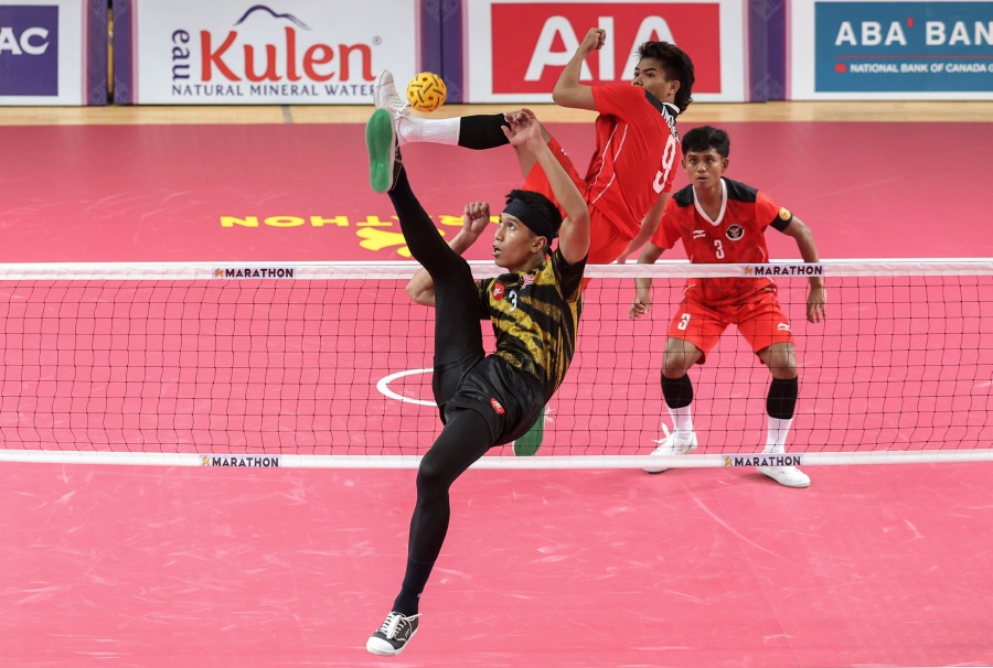 Malaysia had to settle for silver in the sepak takraw men’s doubles event today after going down 2-1 to Indonesia in the final.- BERNAMA Pic
